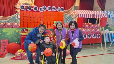 八里愛心教養院謝鑫敏院長(左1)與小藍(左2)、志工彩雲(右1)及秋菊(右2)提著DIY的蛇年小提燈合影