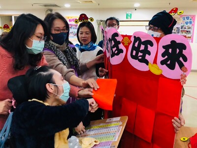 八里愛心教養院志工們自製裝著容易咀嚼吞嚥的餅乾福袋，讓院生體驗抽福袋樂趣同時能安心享用