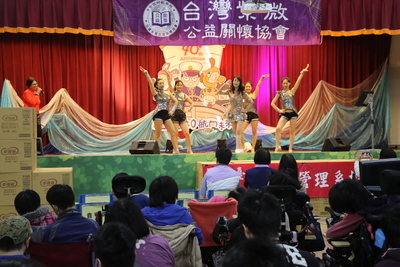公益演唱會以當今最火紅的韓國曲目「APT」熱舞揭開序幕