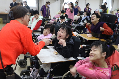上官明莉鼓勵院生唱歌