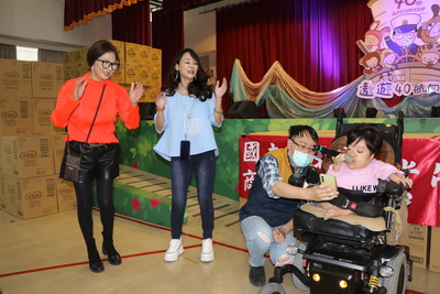 小雪高唱蔡依林的歌曲「日不落」++令上官明莉和璦芸驚艷++幫忙打拍子
