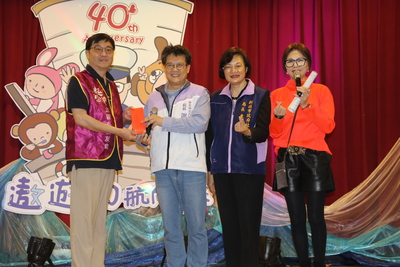 台北商業大學企管系黃瑞傑教授（左1）代表捐贈2萬元加菜金++由謝鑫敏院長代收++右1為上官明莉++右2為李美珍局長