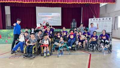 八里愛心教養院院生開心地拿著獎狀合影