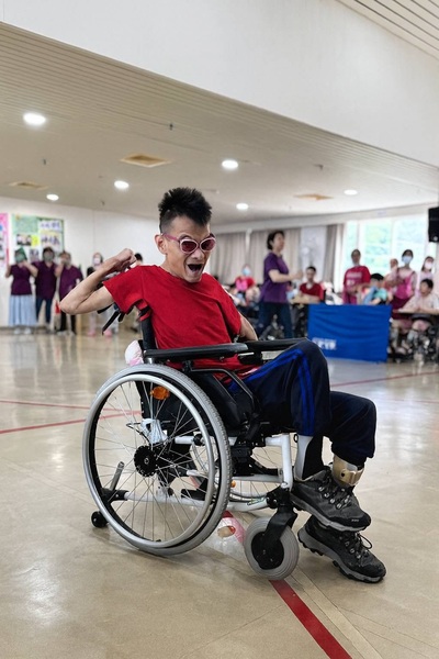 重度腦性麻痺院生小文在輪椅競速扮演「飛毛腿」創下佳績