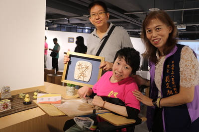 韋汝展出自己的作品黃色小鴨和綠頭鴨及竹子++左1為指導老師張耀全++右1為八里愛心教養院院長劉文湘
