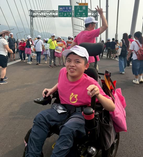 院生吳宗霖說,電輪能搶先上橋,感到非常驕傲!