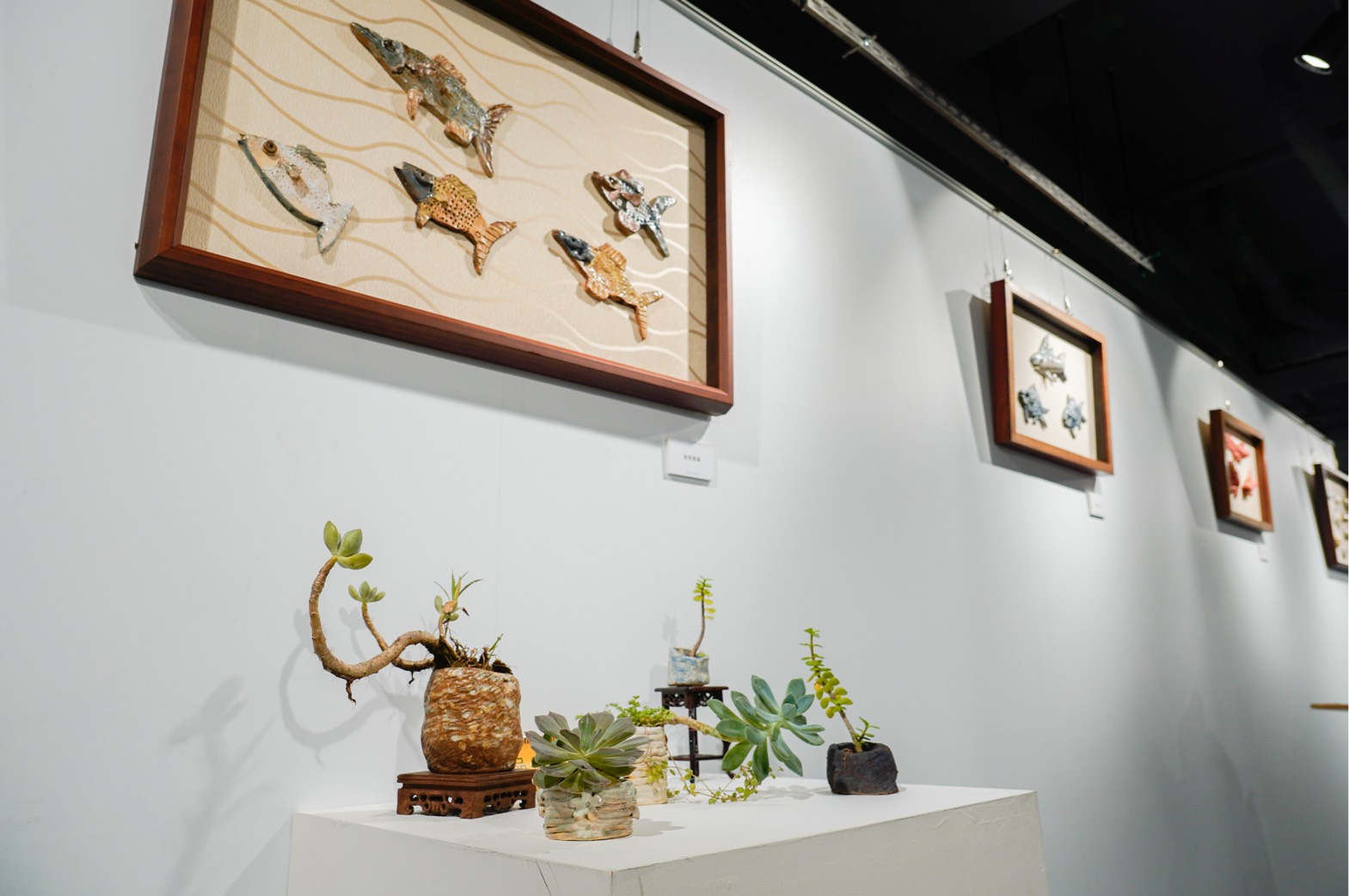 此次展覽作品由新北愛心教養院陶藝社團老師張耀由與院生親自製作。