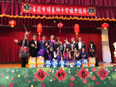 台北市明星獅子會除了獻唱歌舞++還捐贈許多尿布給八里愛心教養院++後排左4為現任會長陳茂本
