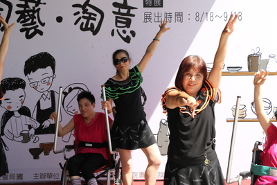 陶藝展開展前 院生和志工媽媽表演輪標舞