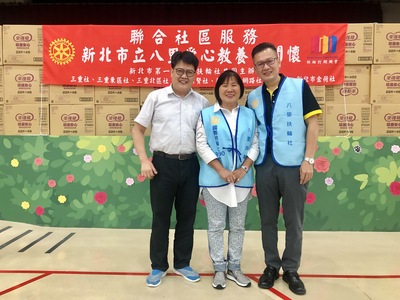 陳志偉(右一)與媽媽林美雲重返八里愛心教養院做社會服務  左為院長謝鑫敏