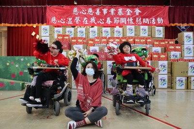 八里愛心教養院院生坐在輪椅上舞龍舞獅歡迎基金會參訪