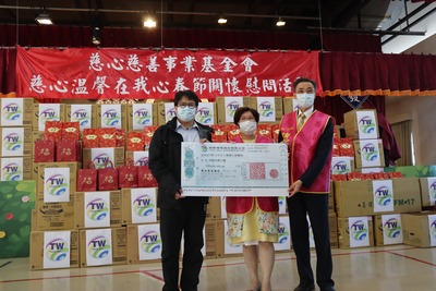特群機電董事長阮春綢(中)與陳總(右)代表捐贈10萬元加菜金  由謝鑫敏院長(左)代表受贈