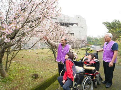 「光宗爸爸」黃志光(左一)與黃盟宗(右一)推輪椅陪院生賞吉野櫻
