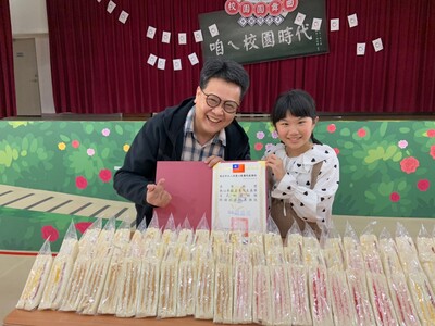 《台灣那麼旺》衛冕者吳宥璇(右)手作100個三明治獻給教養院生   院長謝鑫敏特地回贈感謝