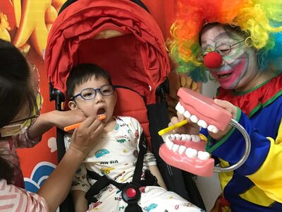勛勛配合小丑醫師的故事「蛀牙蟲一家」演出，陳毓珍用大牙齒講解正確的刷牙方法
