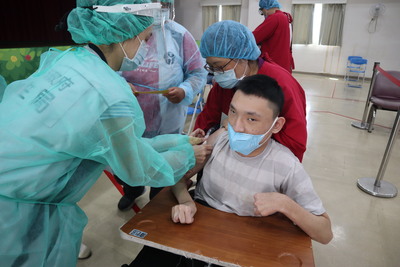 八里衛生所醫護人員專程上山為愛心教養院生接種疫苗