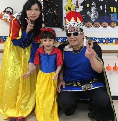 三峽日托中心莊建華和太太參加教養院的活動  莎莎扮演白雪公主