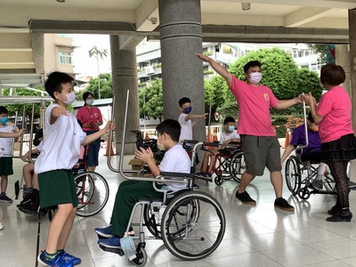 頂溪國小學生扮演身心障礙者  坐在輪椅上  體驗輪標舞
