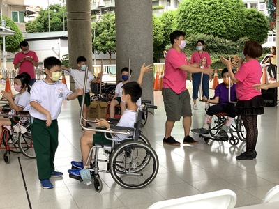 頂溪國小學生與教養院一起跳輪標舞  學生扮演身心障礙者坐在輪椅上體驗