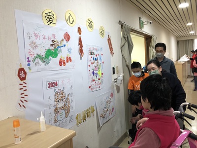 永吉國小同學協助院生將蛋殼畫作張貼到愛心牆上
