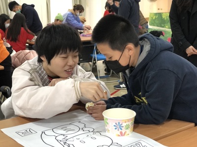院生小廷(左1)與永吉國小同學一起開心剝紅蛋++蛋殼留下作畫