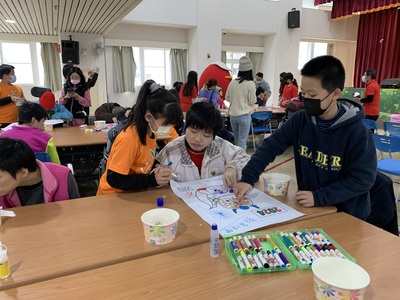 永吉國小學生和八里愛心教養院生一起製作蛋殼畫