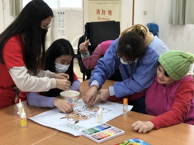 永吉國小家長志工及同學與教養院生一起創作蛋殼畫