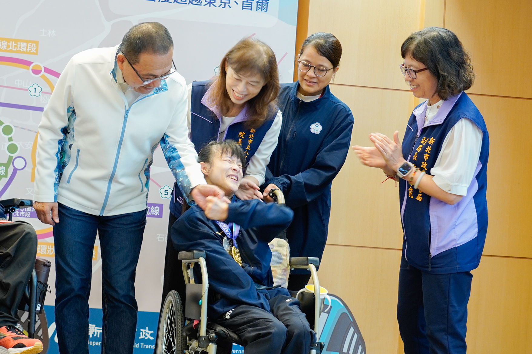 雖有高張力的許佩珊,仍努力伸出左手來感謝侯市長的勉勵。