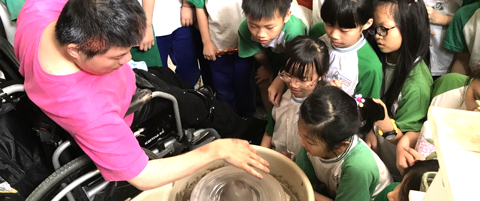 院生向小學生們示範單手拉坯