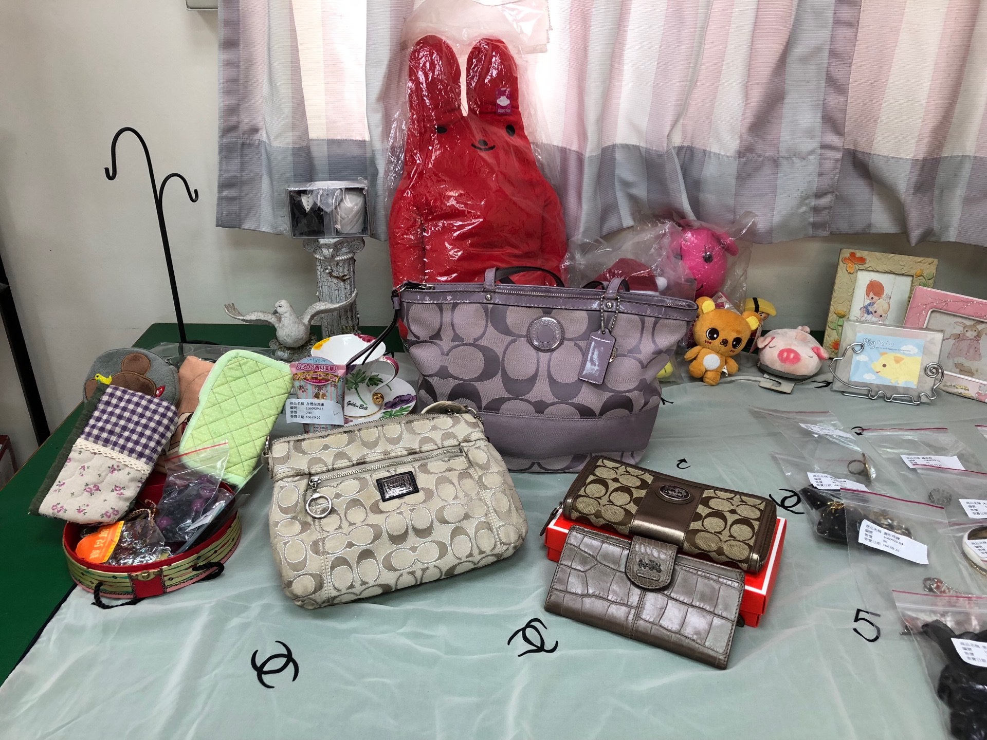 二手良品種類繁多,需要花很多功夫篩選、整理與上架.jpg