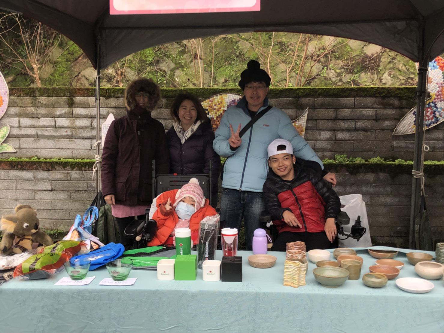 參加其他單位的園遊會擺攤活動,訓練服務對象如何擔任賣家、與買家互動.jpg