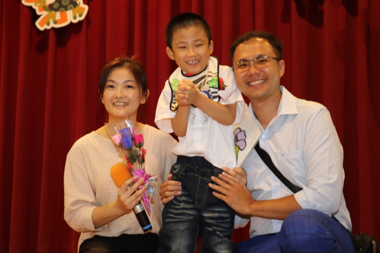 圖說：小璽的父母劉家君、謝浩維分享孩子畢業心得並感謝老師。〈照片新北市社會局提供〉