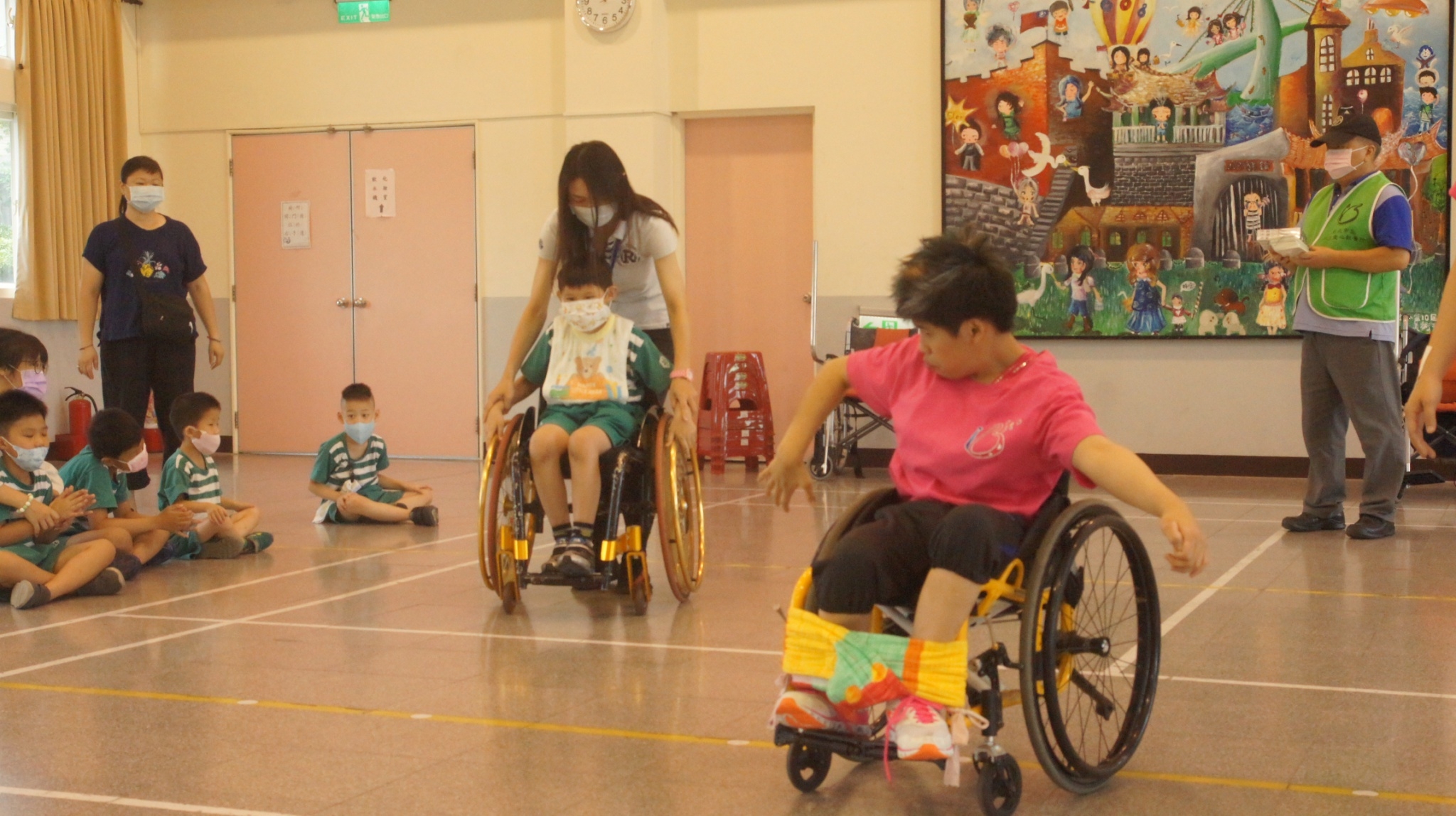 小瑄（右）和淡水國小競速輪椅  領先一大截