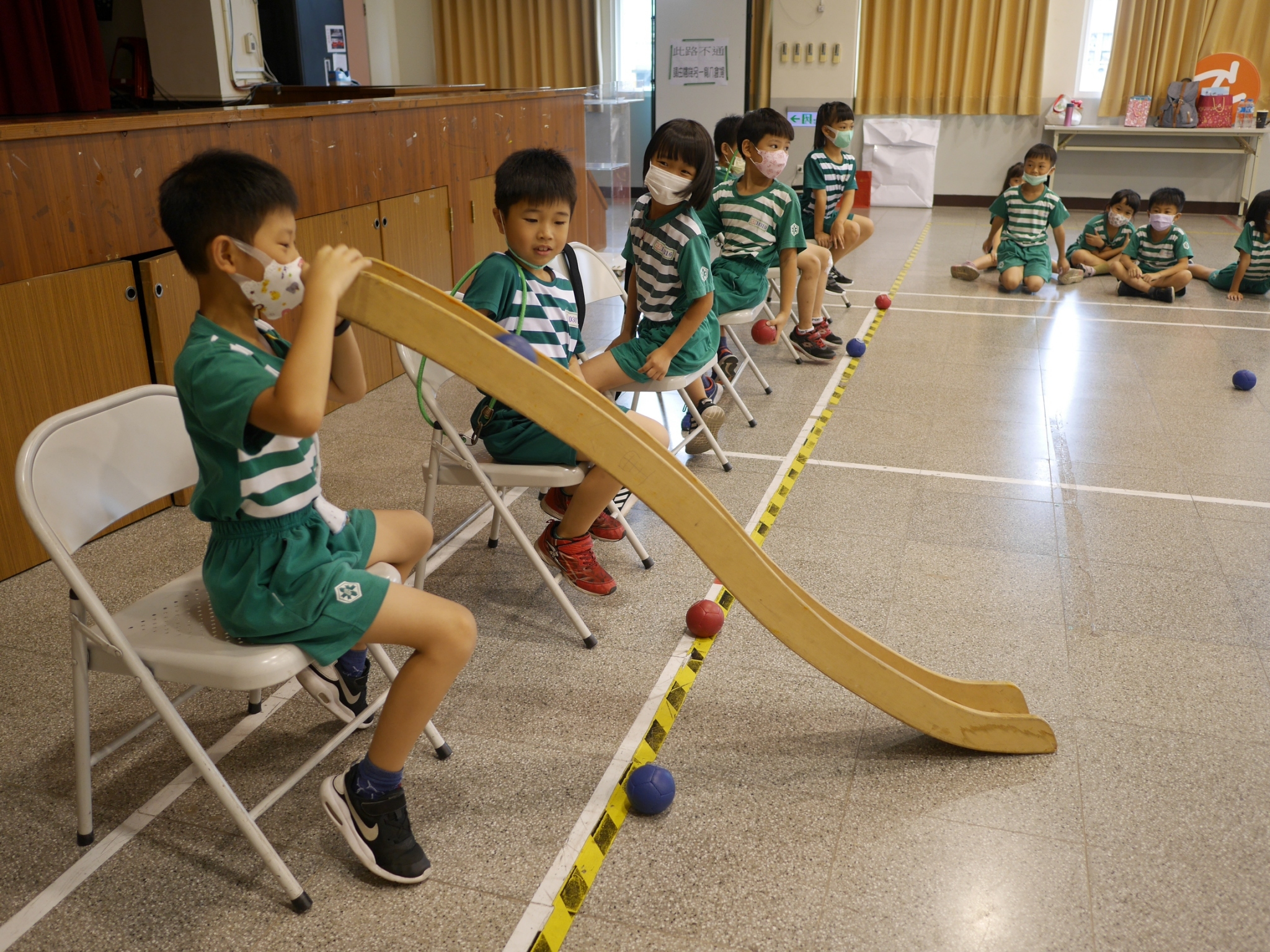 淡水國小同學練習地板滾球