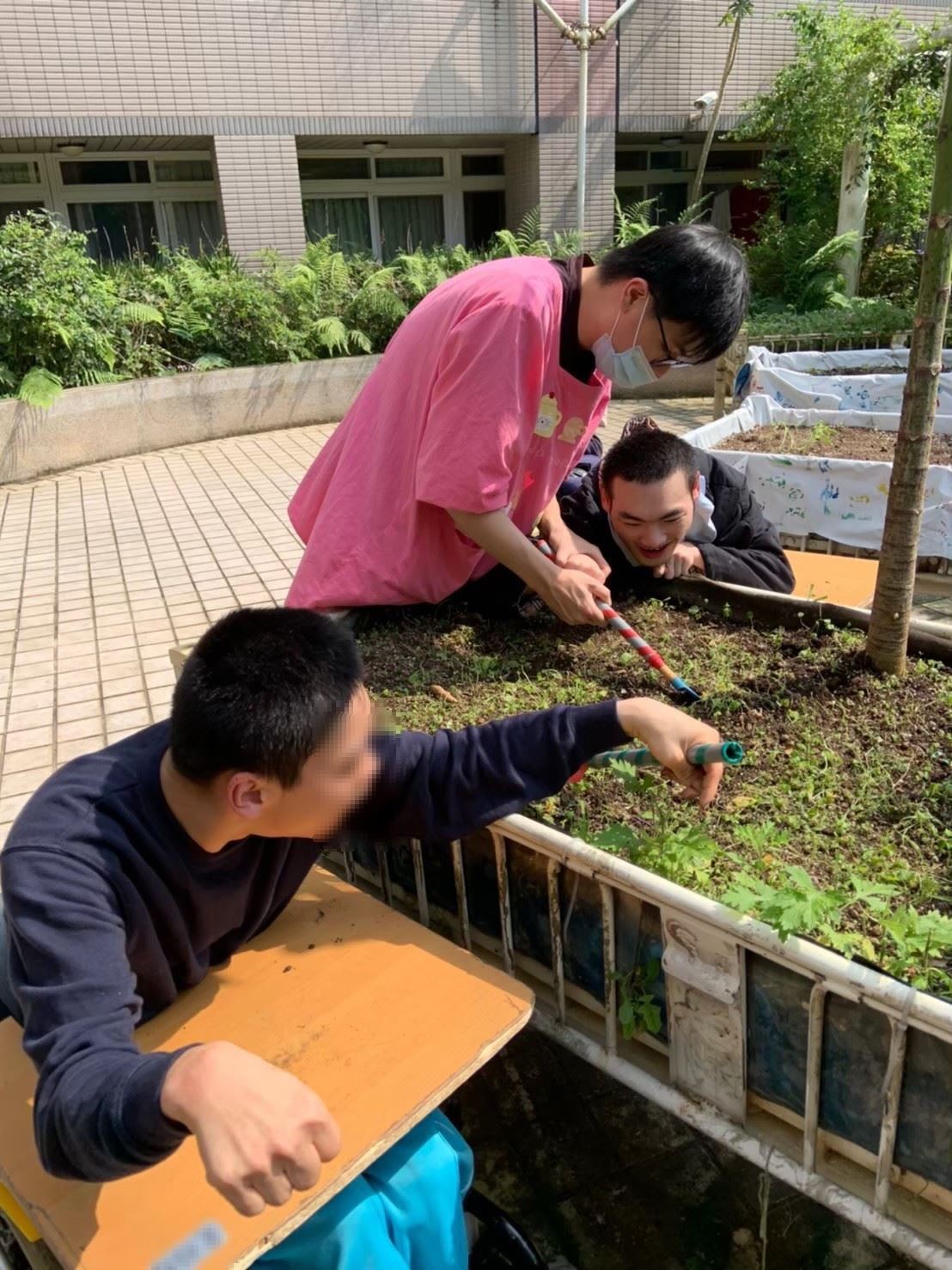 老師帶著服務對象接觸植物